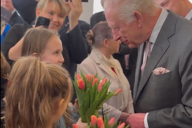 Polish children present the King with flowers 